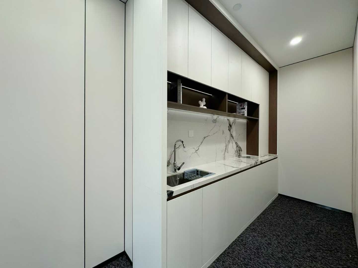 高新区5号线市一医院地铁口 商场配套 交通方便 152平方 3隔间15工位 通山下水 全新打造 仁和春天国际办公室出租