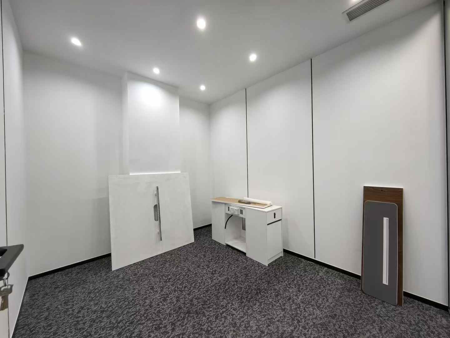 天府三街地铁口无加时费楼盘 197平 5隔间18工位 带会议室 报价含物费带家具 新希望国际办公室出租