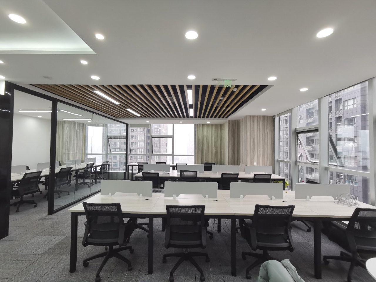 锦江区红星国际188平精装办公室带家具 户型方正 采光通透 电梯口户型
