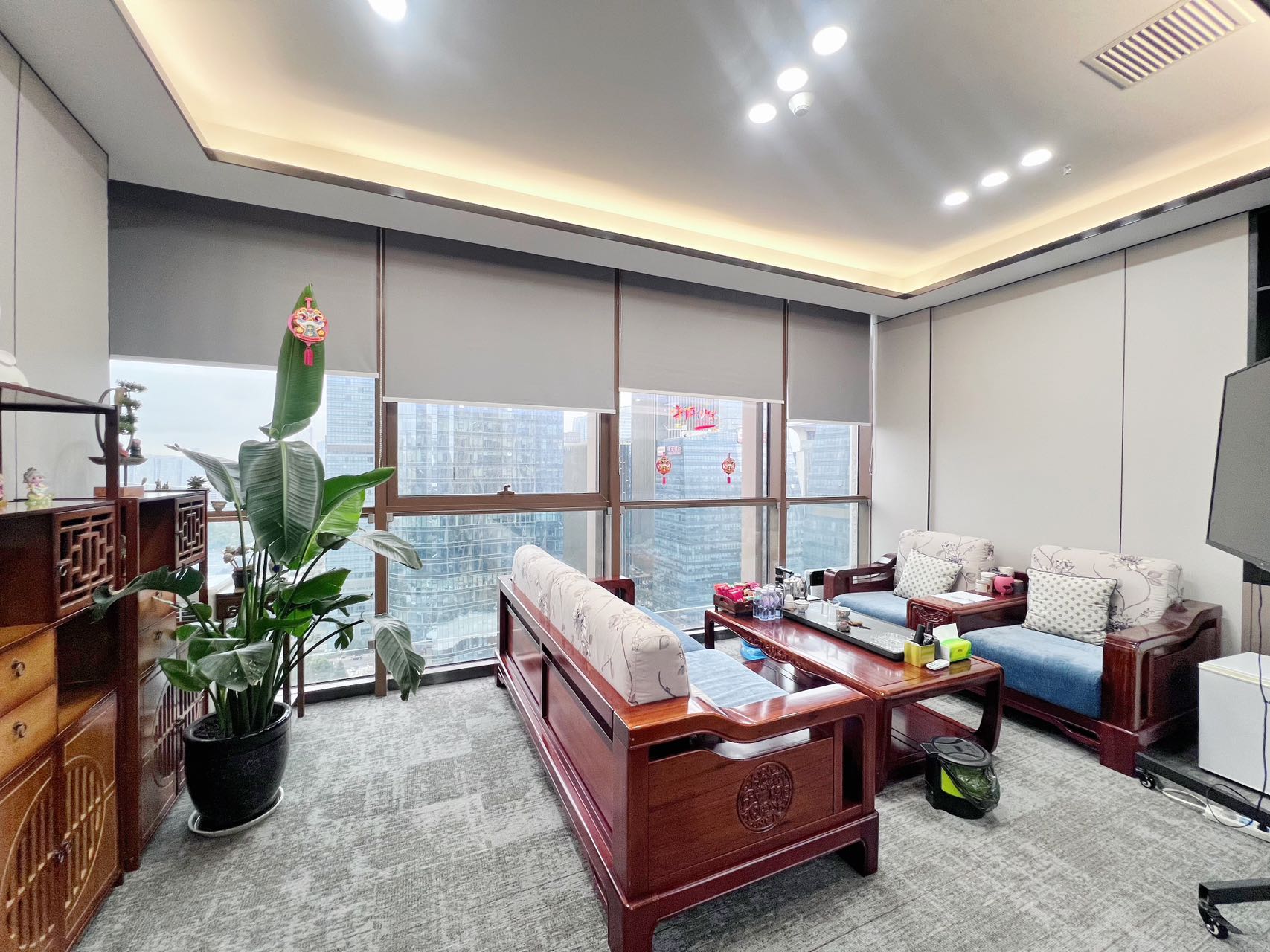 高新区世纪城地铁口 套租 7隔间30工位 东南双面采光 楼王户型 视野巴适 超大隔间 东方希望天祥办公室出租