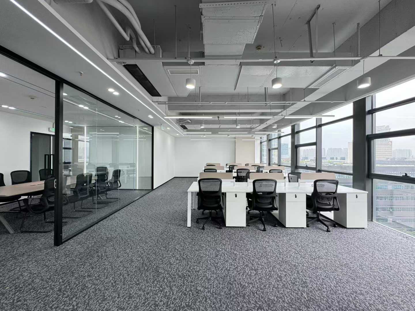 天府三街24小时空调楼盘 服务面积316平 5隔间36工位 电梯口 大落地玻璃 采光巴适 峰汇中心办公室出租