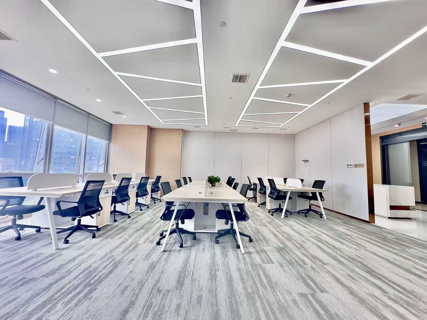 高新地铁双地铁口 产权236平方 6隔间30工位 利用率巨高 大落地窗 采光视野巴适 晶科一号办公室出租