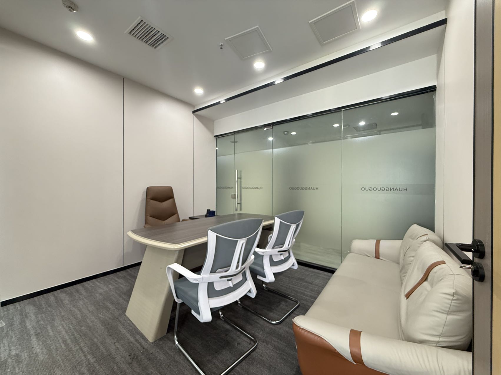 市中心东门大桥地铁三百米 按套出租 4隔间30工位 视野巴适 采光面大 含普票含物业费 明宇金融广场办公室出租