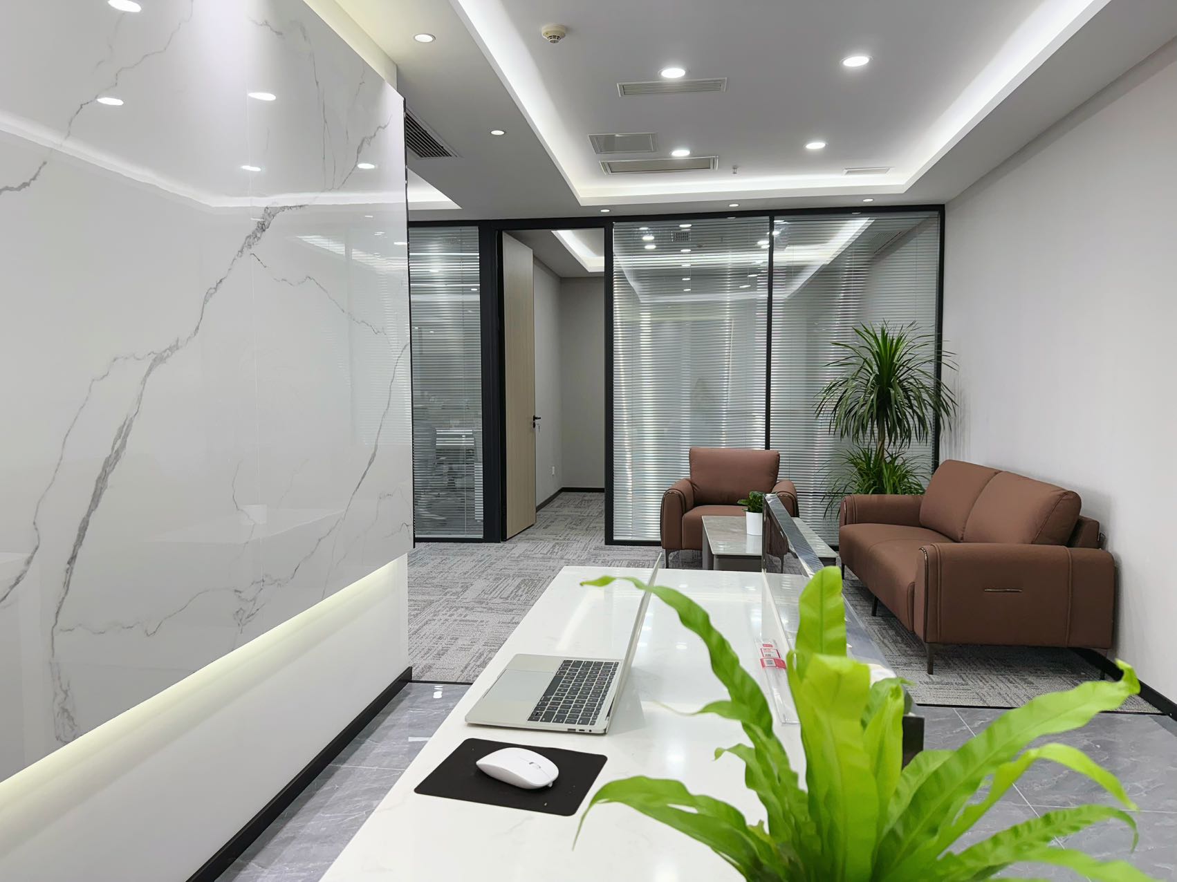 世纪城超甲楼盘 439平 6隔间36工位 视野巴适 采光面大 看天府大道 地铁口户型 棕榈泉国际中心办公室出租