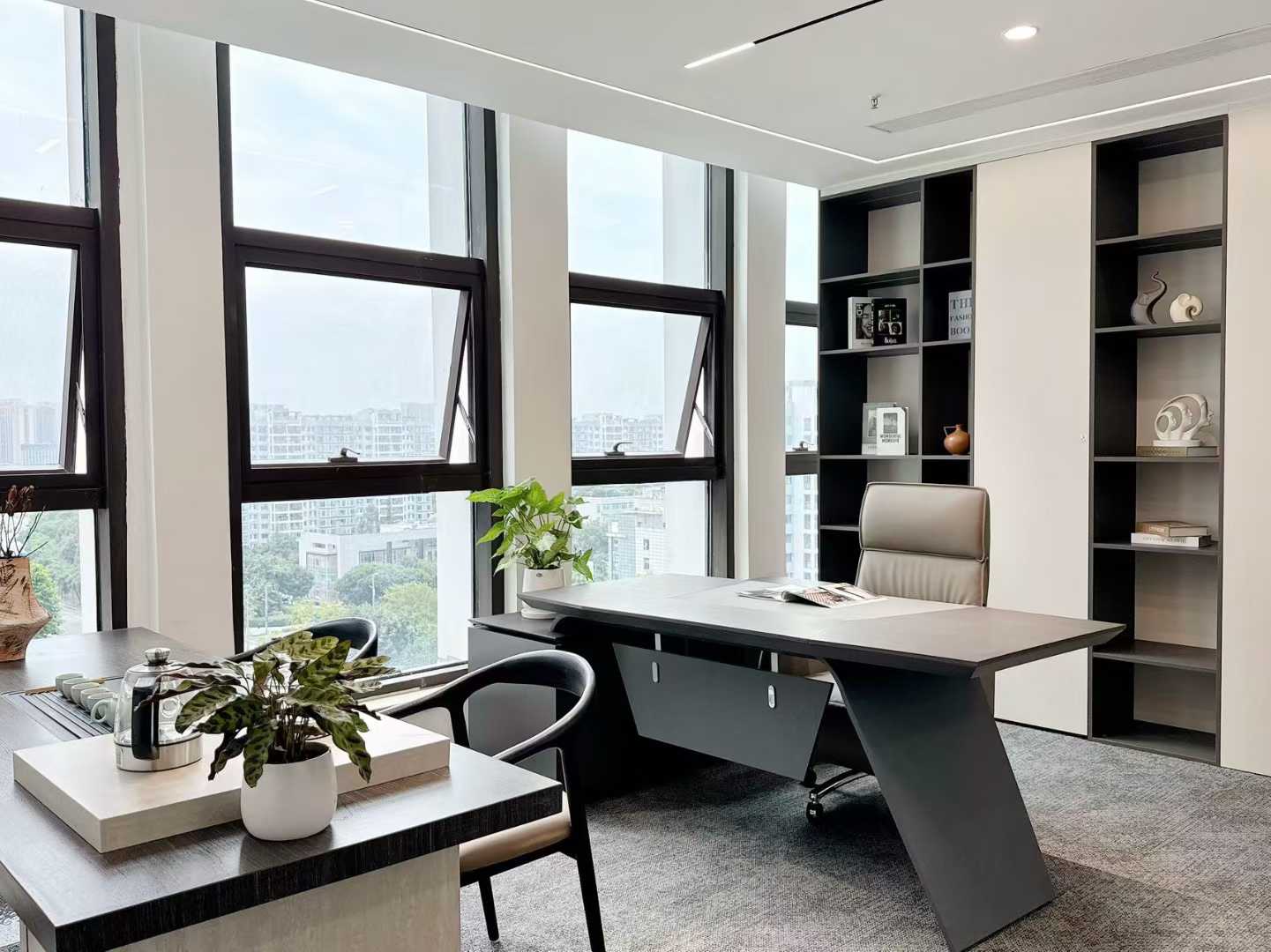 高新区三线交汇-孵化园地铁400米 3隔间30工位或者5隔间15工位 户型通透 含家具 中航国际交流中心办公室出租