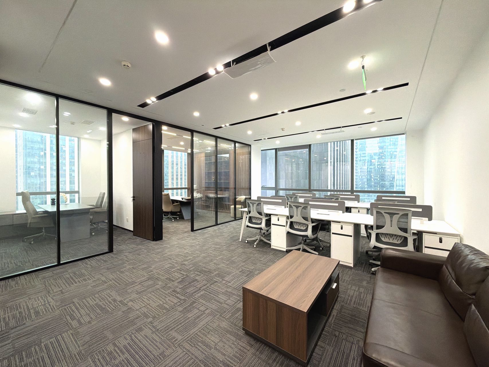 天府二街超甲楼盘 182平 4隔间18工位 产权出租 双面采光 品质楼盘 精装带家具 领地环球办公室出租