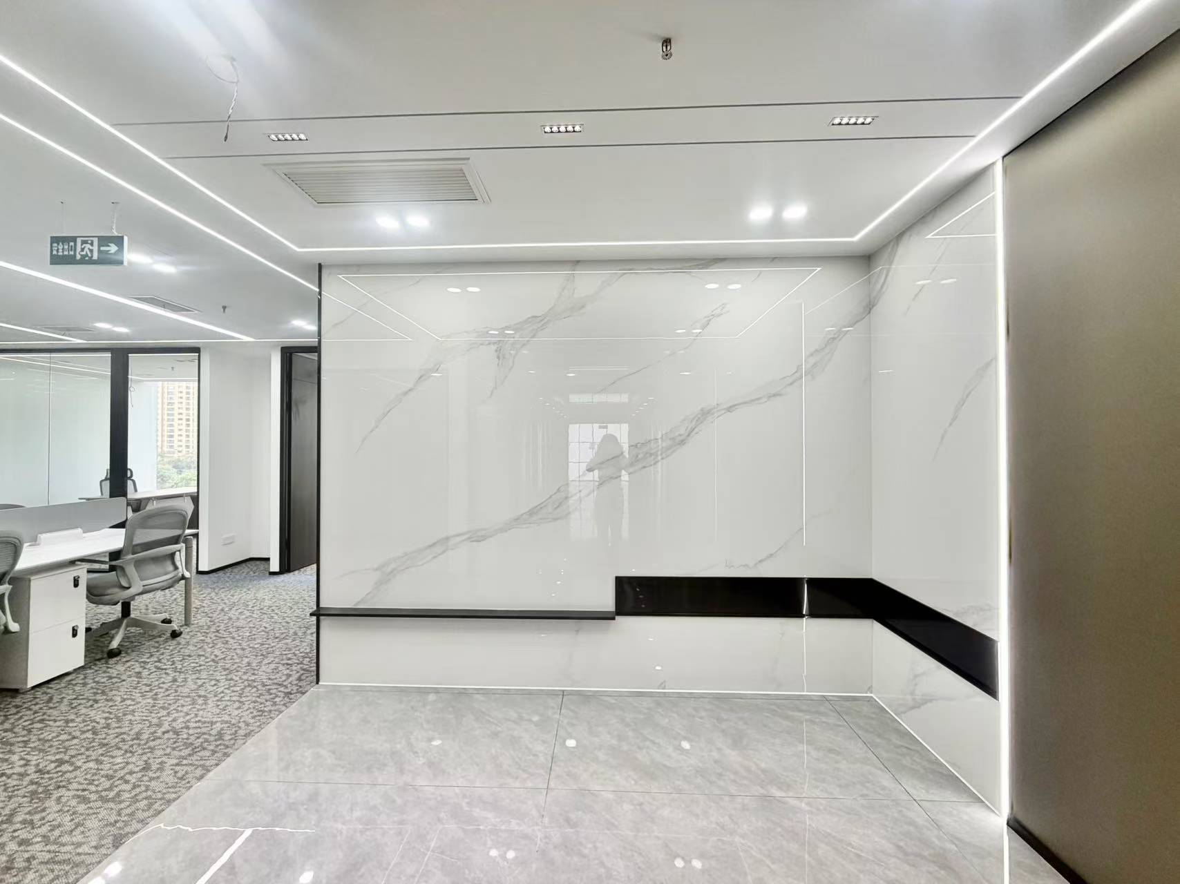 6号线金石路地铁三四百米 4隔间12工位 按套出租 朝东 含物业费 24小时空调 落地窗户型方正 中加国际办公室出租