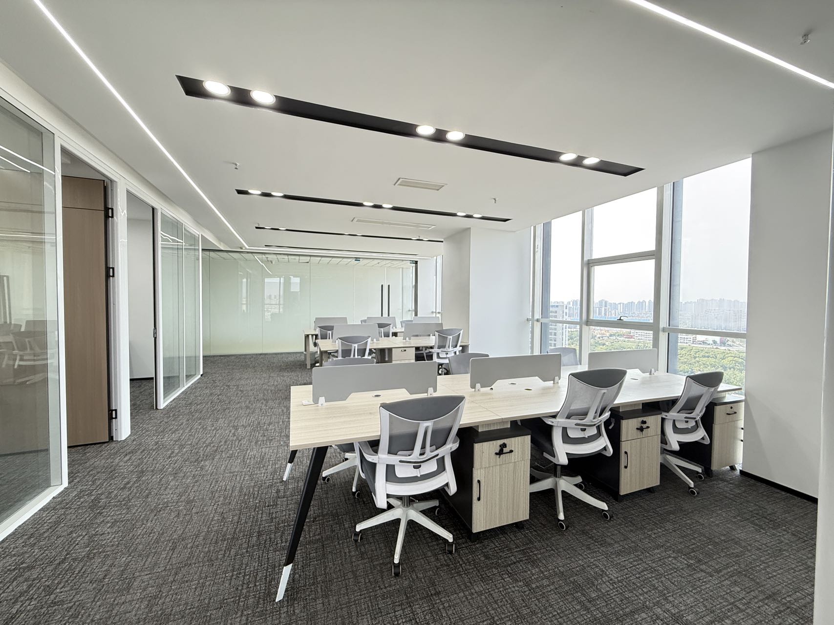 5号线骑龙地铁 套租含物业费 4隔间18工位 双面采光 视野巴适 稀缺房源 欢迎咨询 美行中心办公室出租