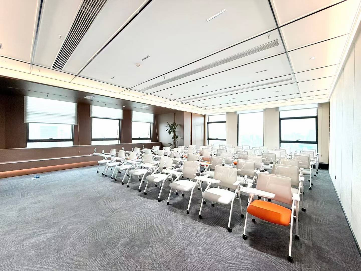 金牛区人民北路甲写 24小时空调301平方 4隔间36工位 近地铁 带共享配套设施 北成8号办公室出租