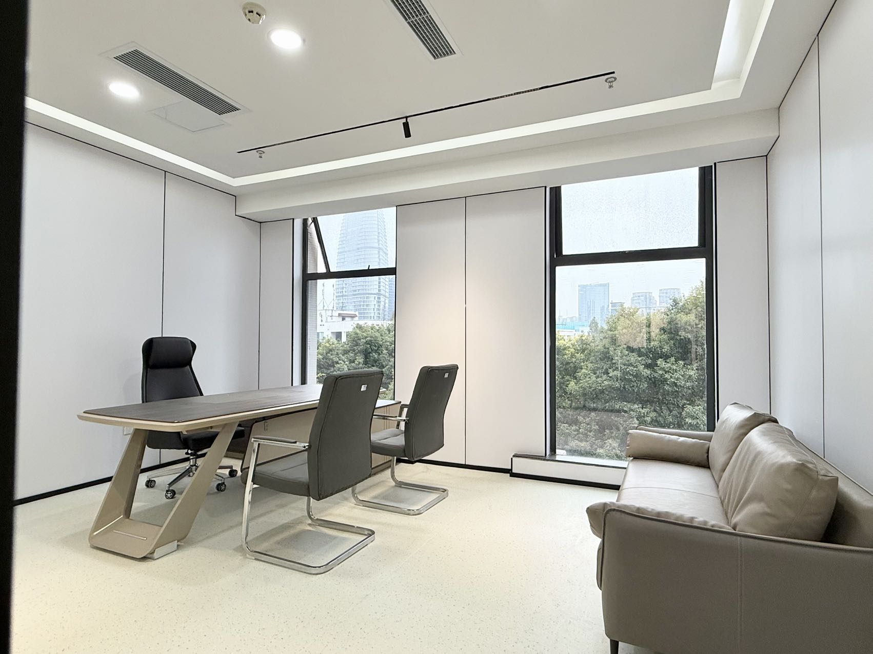 南边6号线金石路地铁口 优质双面采光 336平 6隔间24工位 24小时空调 报价特价含物业 中鼎国际办公室出租