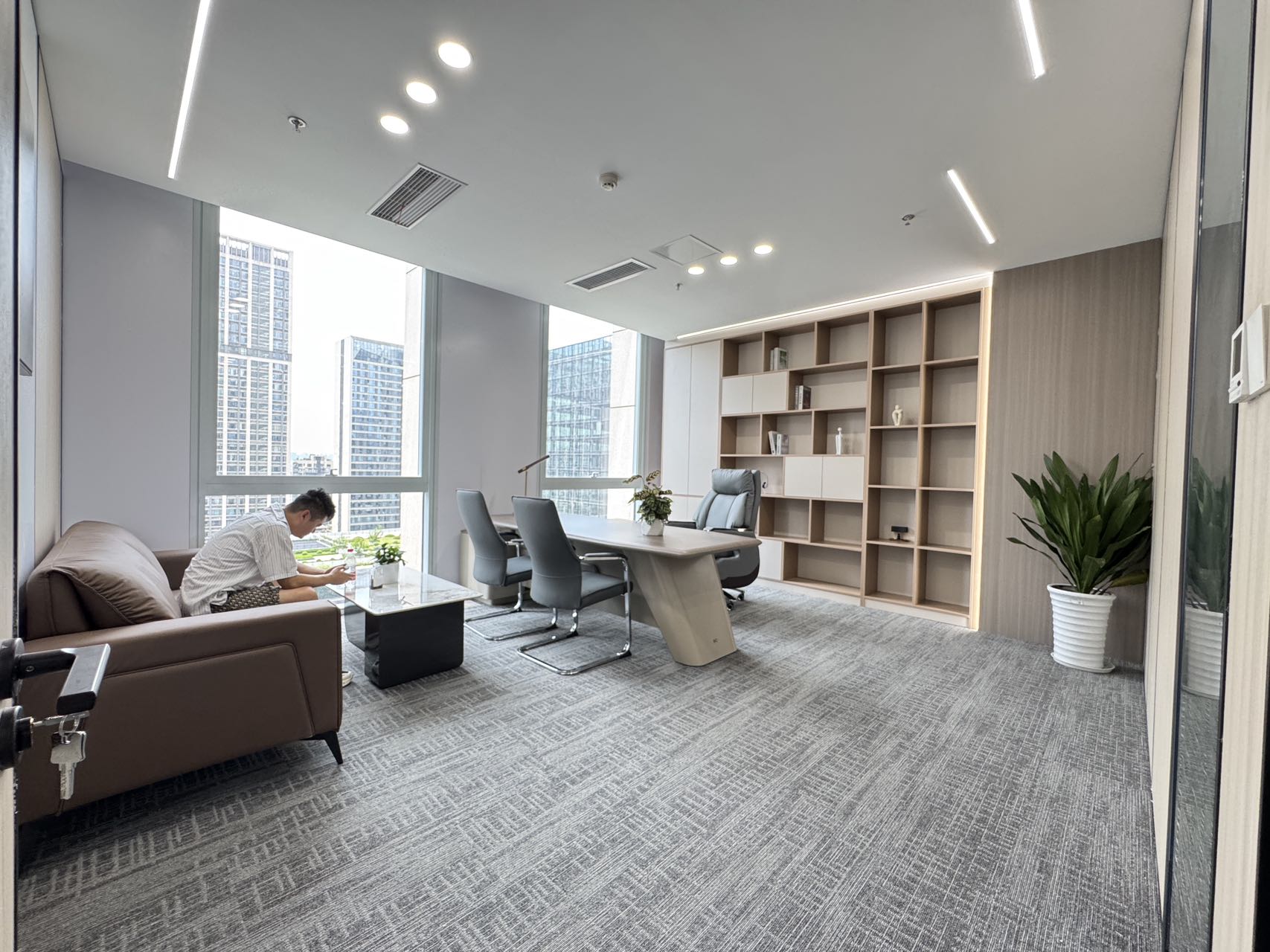 天府五街甲级楼盘 服务面积398平 4隔间48工位 双面采光 24小时空调 精装带家具 紫光芯云办公室出租