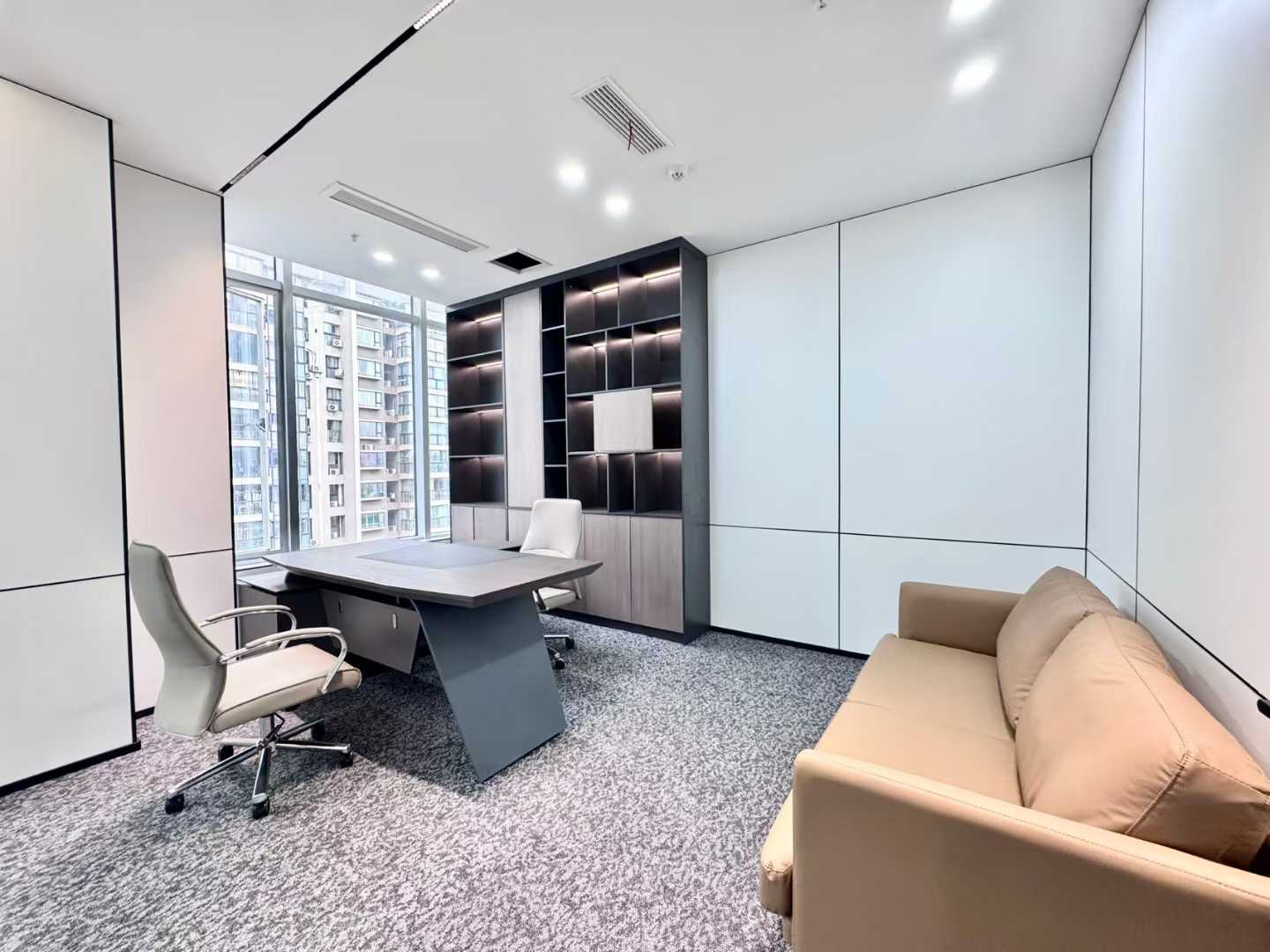 红牌楼商圈新楼盘 247平 3隔间22工位 户型方正 大背景墙 含税带家具 鼎冠中心办公室出租