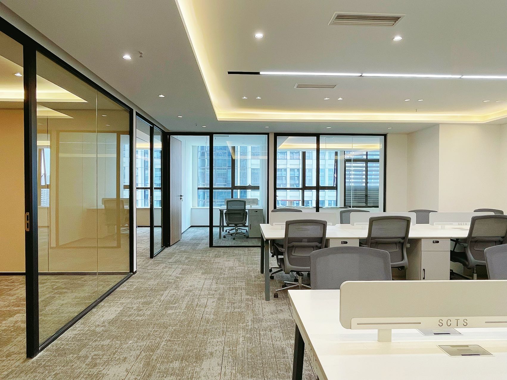 孵化园三线交汇 近地铁 套租 4隔间16工位 报价含物业费 利用率高 电梯口 24小时空调 中航国际交流中心办公室出租