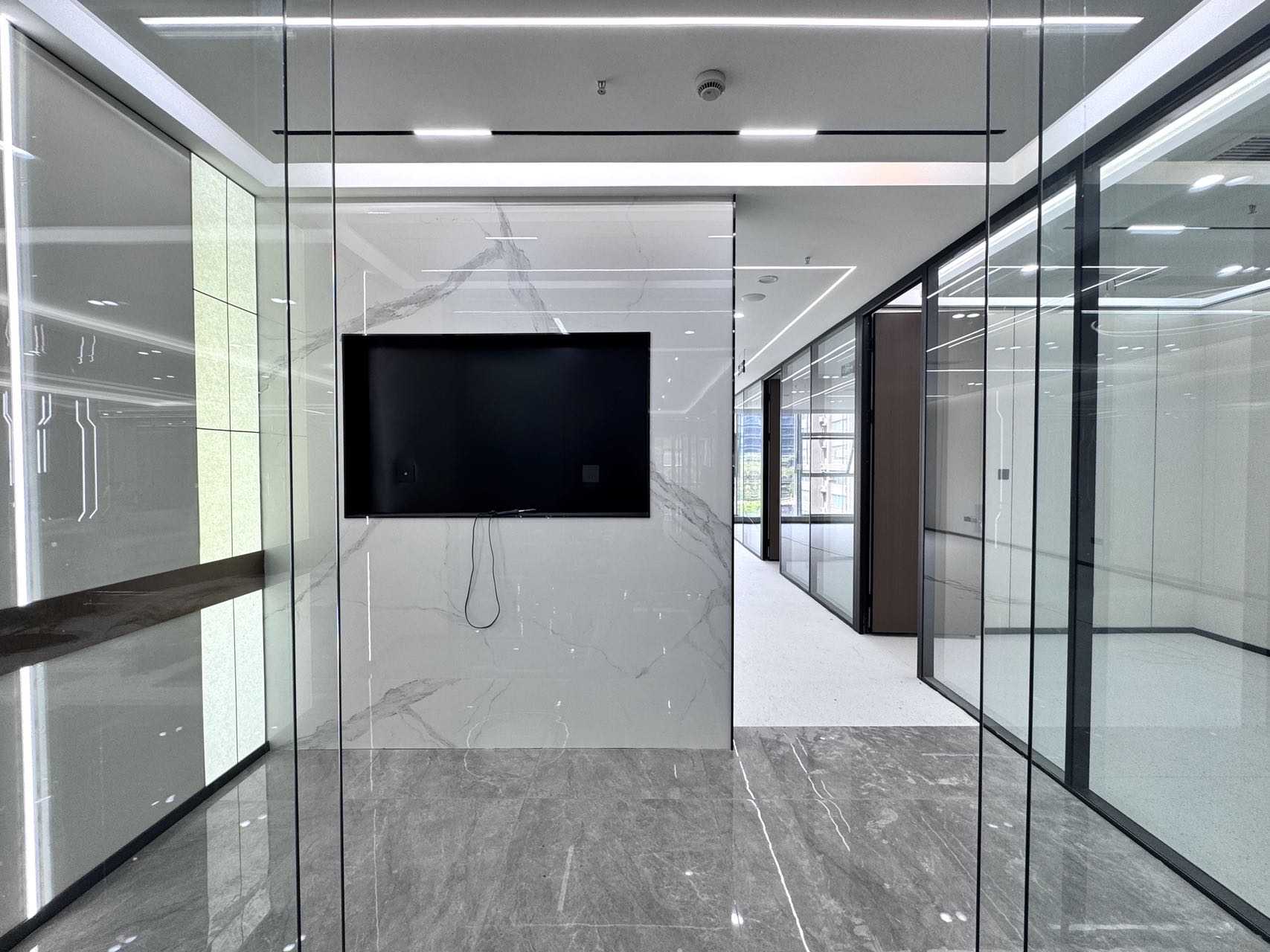 高新区5号线市一医院地铁 177平方 甲写 3隔间18工位 低区 有专用电梯 户型方正 天府新谷办公室出租