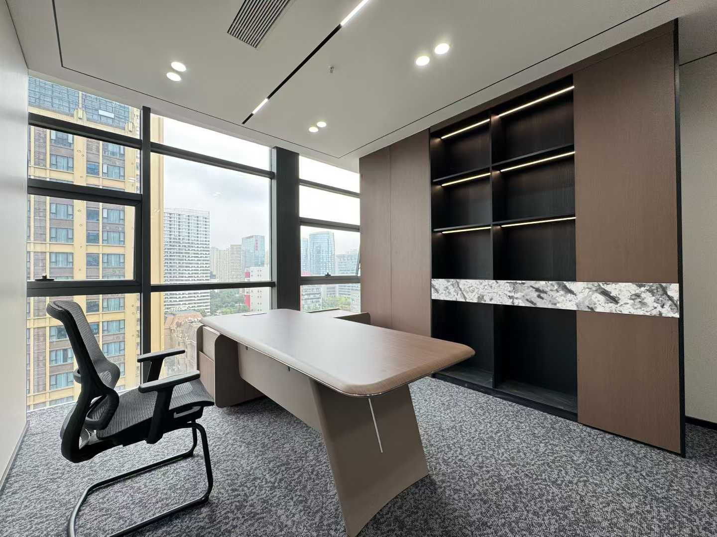 天府三街24小时空调楼盘 服务面积316平 5隔间36工位 电梯口 大落地玻璃 采光巴适 峰汇中心办公室出租