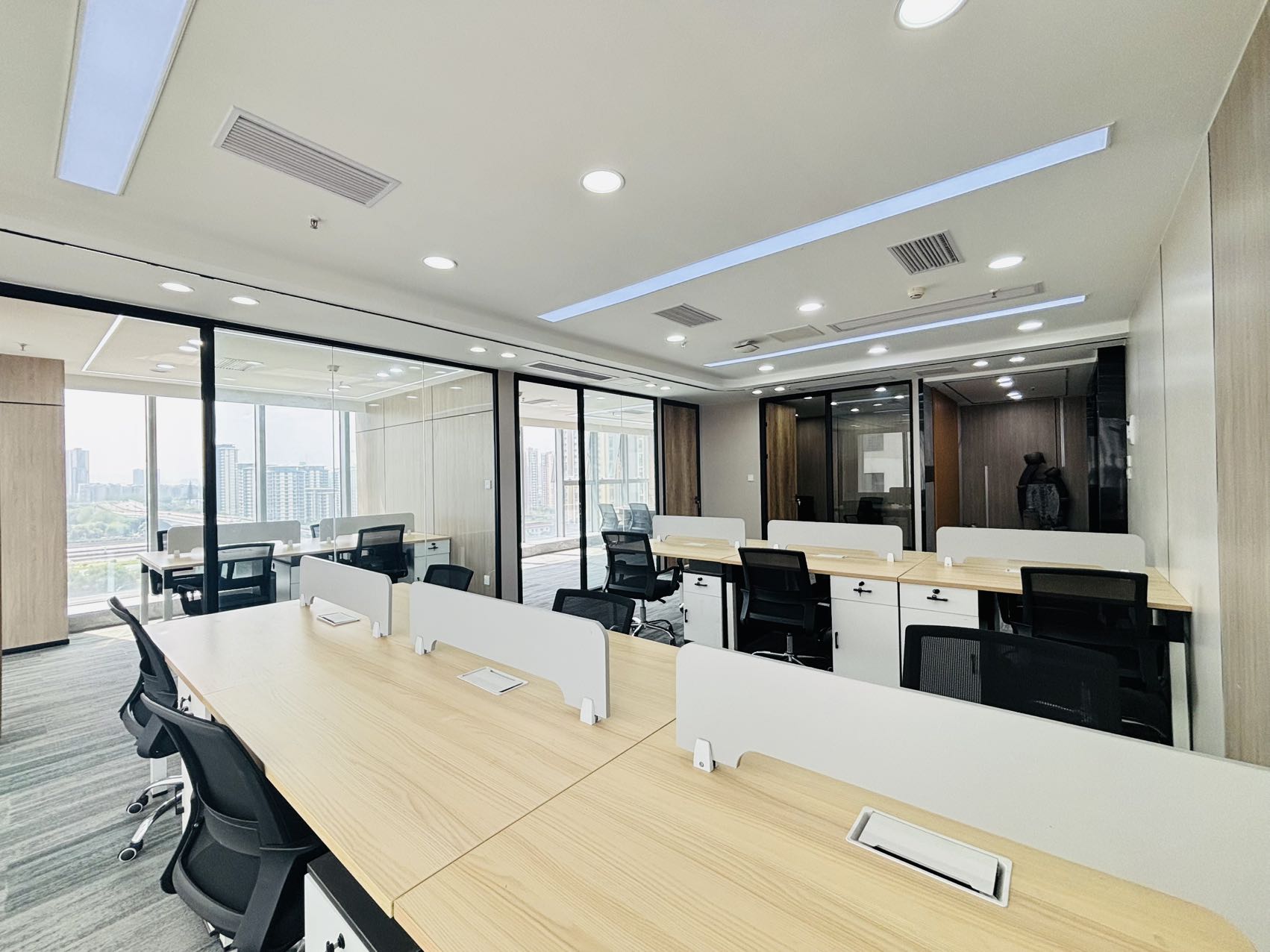 成都东站附近175平方 3隔间12工位 双面采光 24小时空调 双地铁交汇 交通方便  中环国际办公室出租