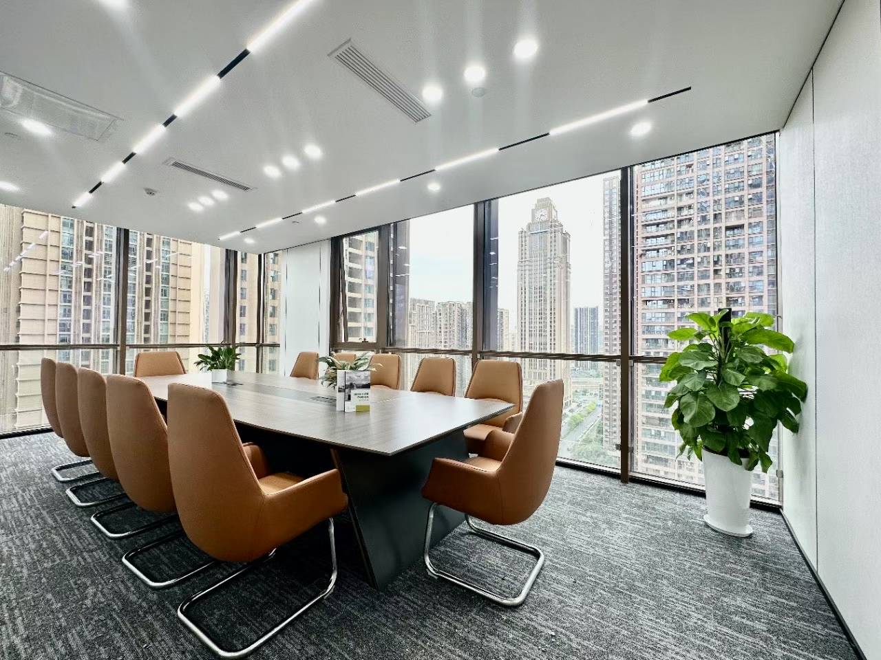 世纪城甲级地铁口楼盘 交通方便 279平方 5隔间16工位 户型方正 双面采光 东方希望天祥办公室出租