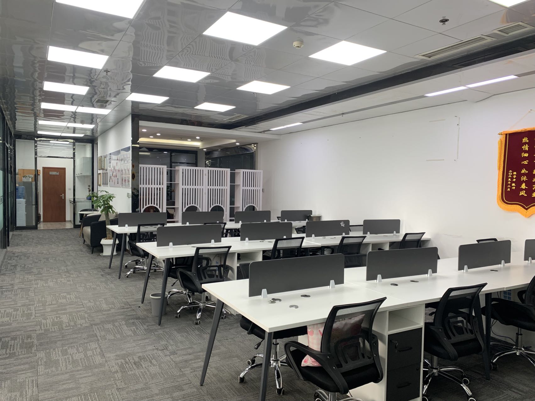 锦江区东湖公园地铁口 6隔间50工位 电梯口 带家具 含物业费 户型方正 华润广场办公室出租