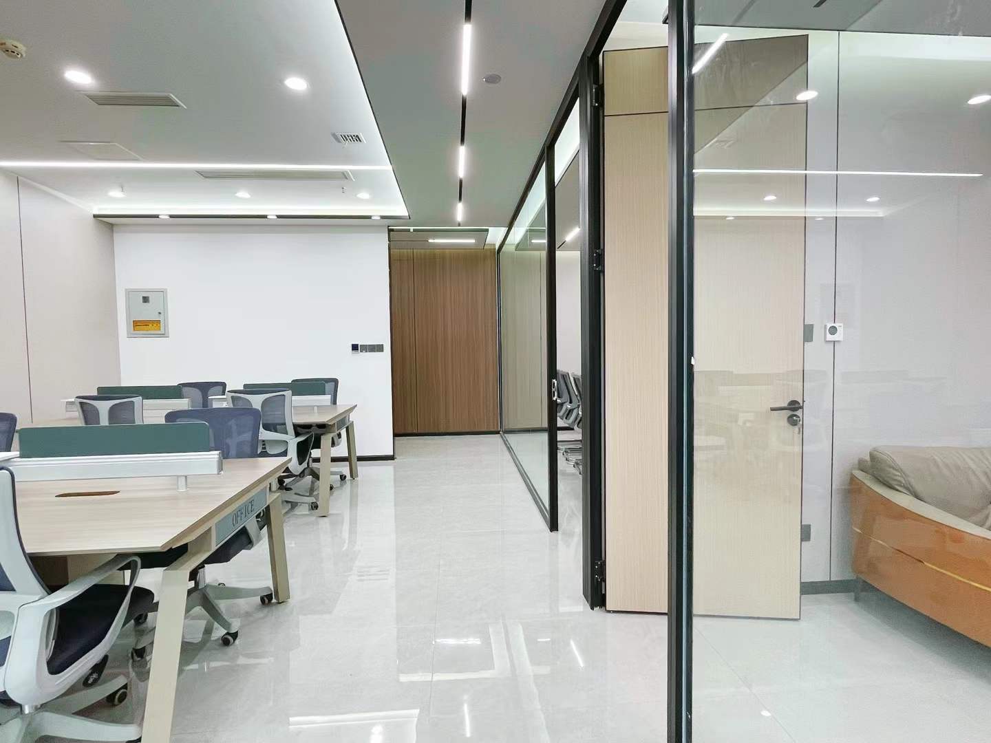 金融城稀缺小户型 24小时空调 正朝南 按套出租 报价含物业费 3隔间12工位 干净透亮 誉峰M3办公室出租