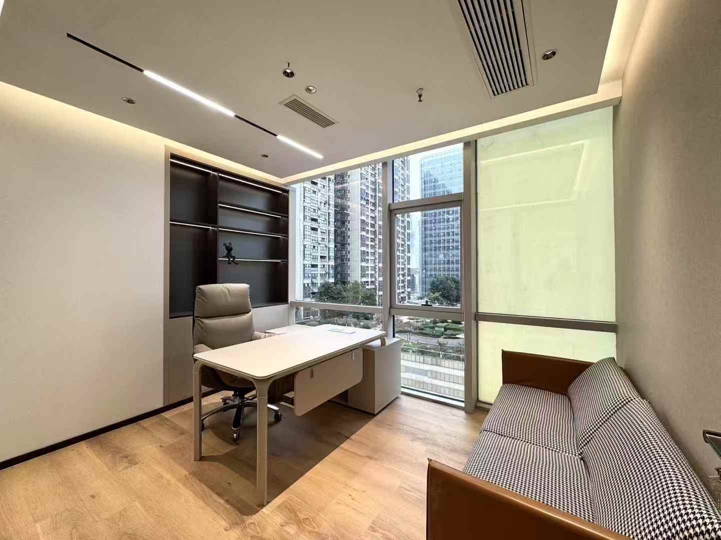 高新区孵化园三地铁交汇 交通方便 206平方 3隔间30工位 24小时空调 含物业费 东南双面采光 奥克斯广场办公室出租