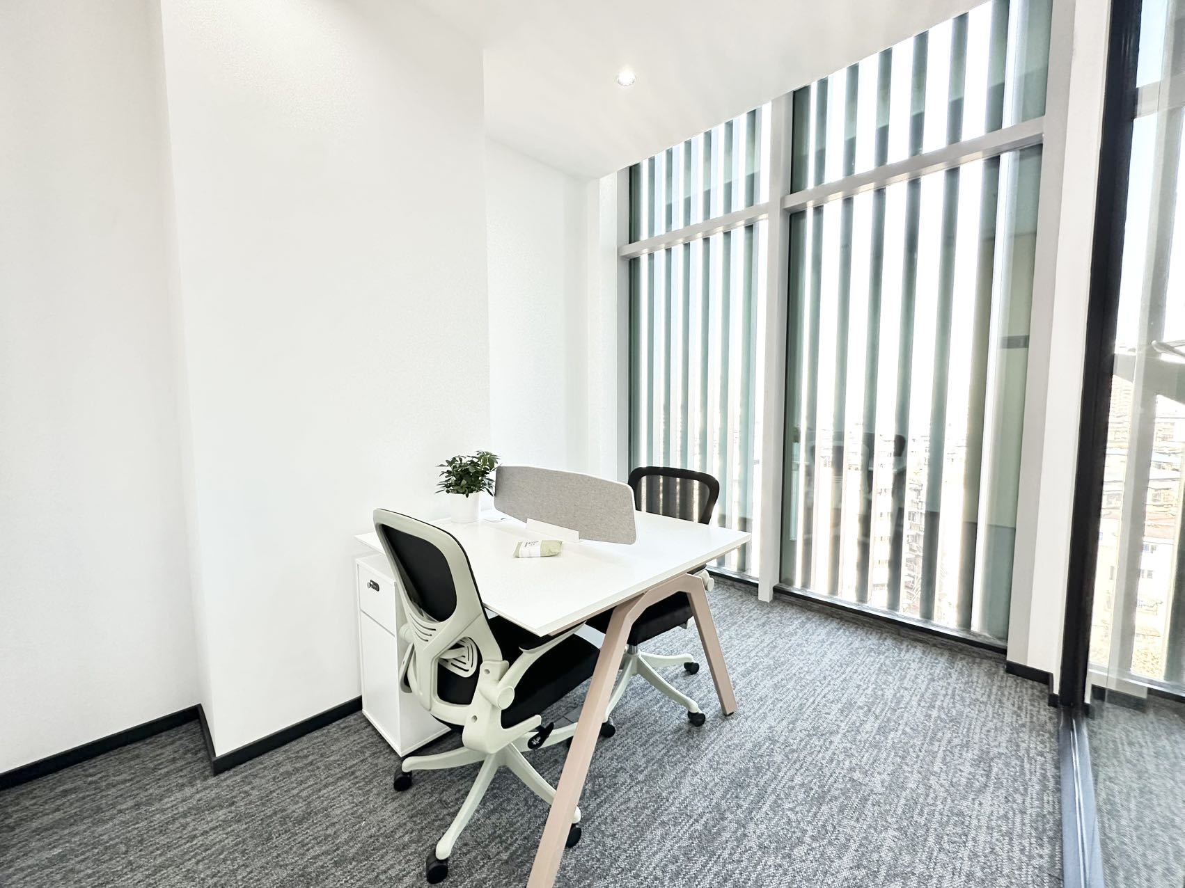 市中心17号线西大街站400米左右 195平 4隔间18工位户型方正 带共享配置 新见兴通锦中心办公室出租