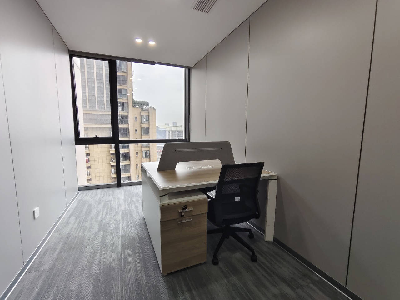 高新区孵化园地铁400米 355平方 5隔间40工位 户型方正 精装带家具 三线地铁交汇 新中泰国际办公室出租