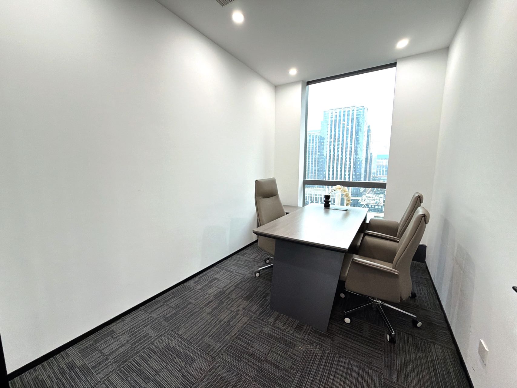 天府二街超甲楼盘 182平 4隔间18工位 产权出租 双面采光 品质楼盘 精装带家具 领地环球办公室出租