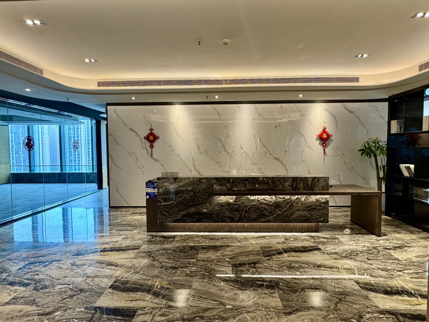 攀成钢超甲 品质装修 仅此一套 607平方 4隔间60工位带休息区 奢华前台 品质与形象的完美结合 环球都汇广场办公室出租