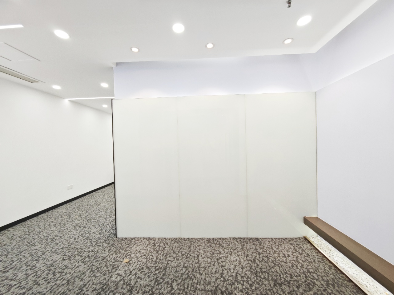 孵化园特价房出租 3隔间24工位 服务面积165平 双面采光 含家具 空调到晚8 德商国际办公室出租