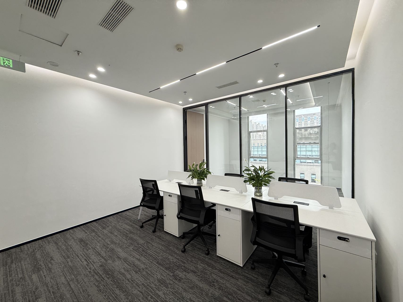 天府五街软件园稀缺小面积 创业办事处首选 按套出租 1隔间9工位 报价5500元含物业费 软件园办公室出租