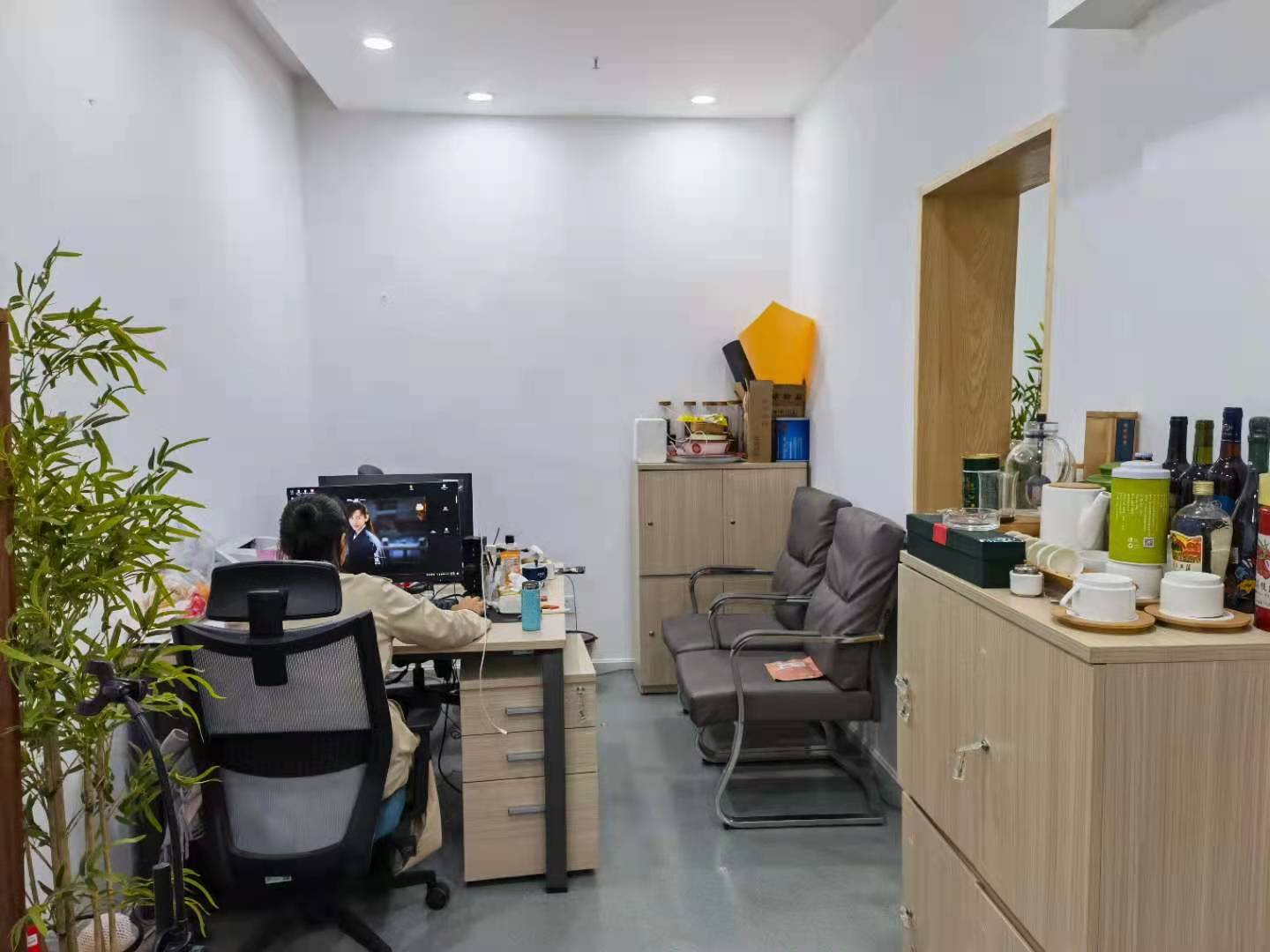 成都花园丨花园岛70平米，私密办公室10工位2隔间温馨办公室（含税物业）
