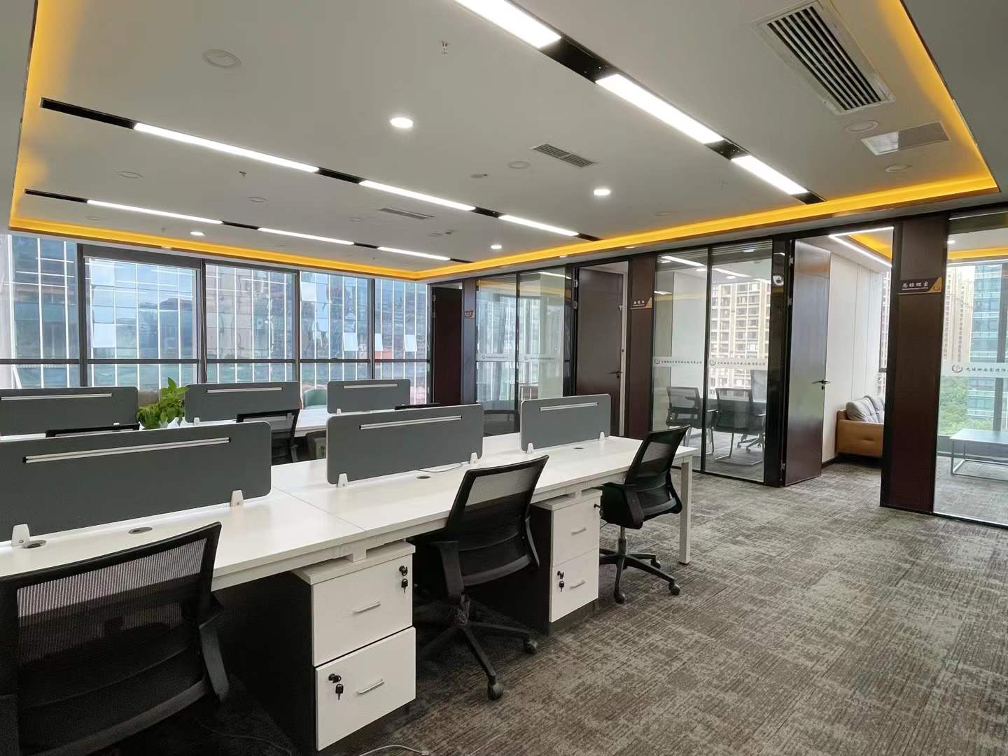 金融城高性价比房源 240平 4隔间20工位 双面采光 视野巴适 东方希望中心办公室出租