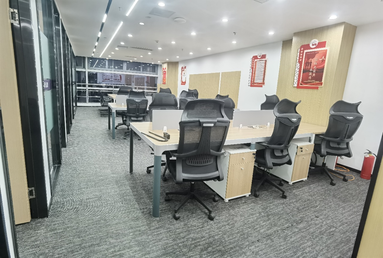 桐梓林地铁口甲级楼盘 178平方 4隔间12工位 产权出租 带家具 国航世纪中心办公室出租