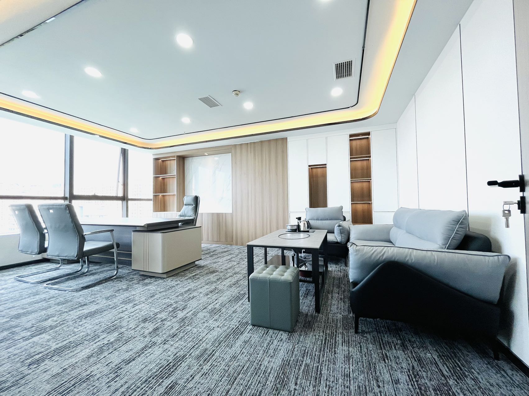 孵化园地铁四百米 380平 6隔间24工位 大老板间会议室 西南双面采光 视野开阔 中航国际交流中心办公室出租