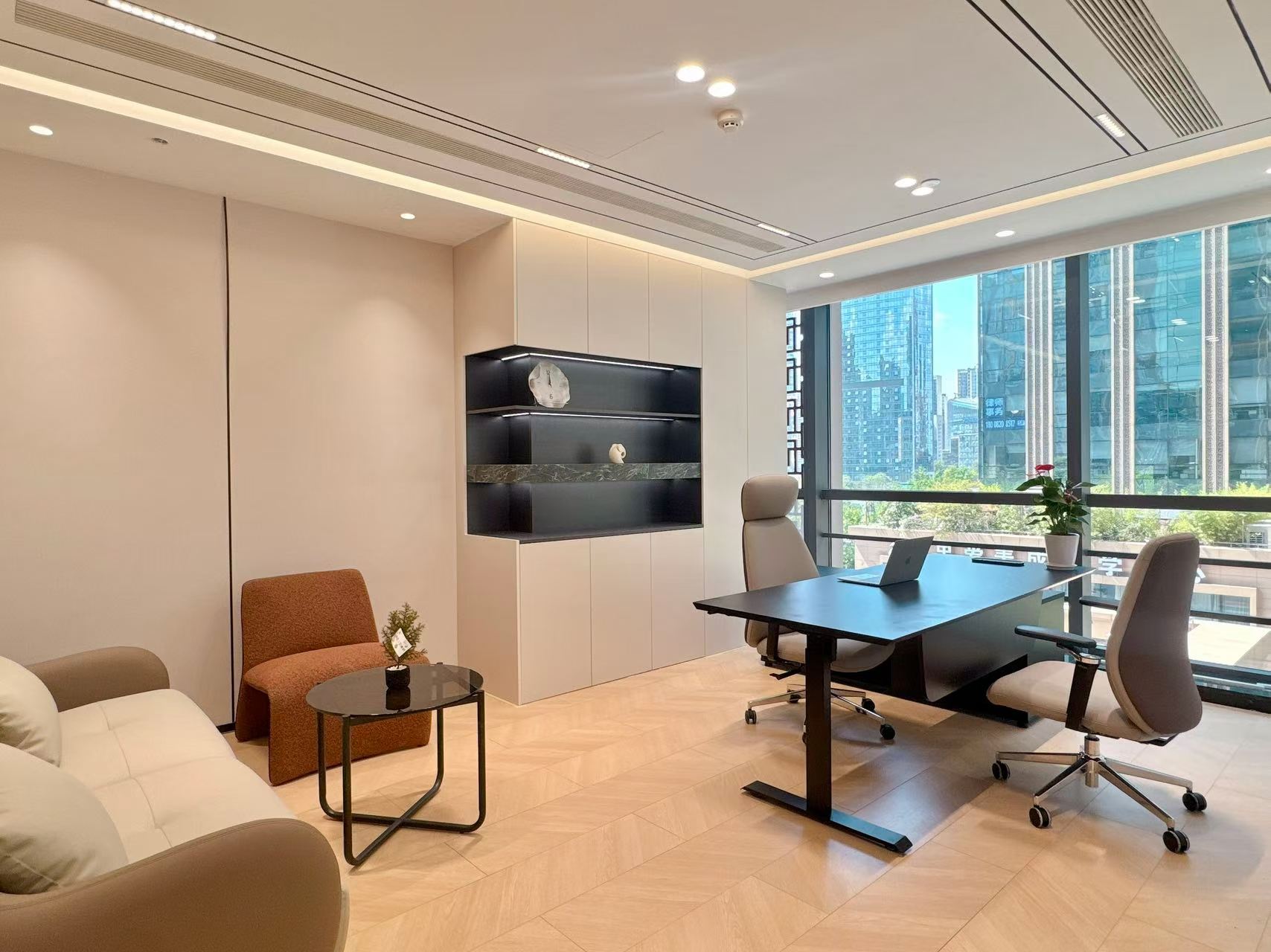 高新区天府二街带大阳台电梯口精装户型 6/7隔间40工位 报价含物业费 采光好 带家具 蜀都中心办公室出租