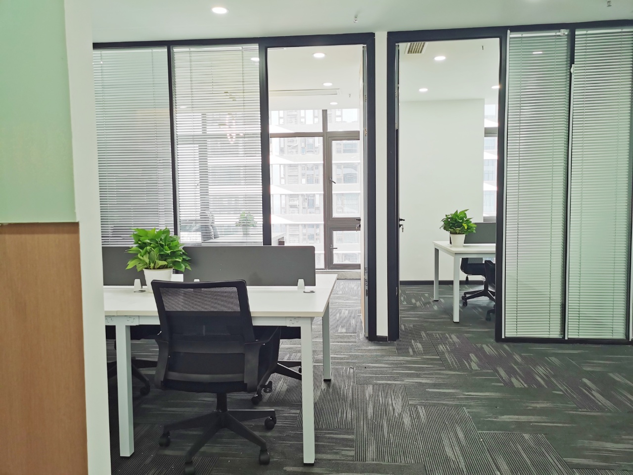 成华区十里店地铁三四百米 85平小面积 2隔间8工位 带形象墙 带家具 龙光世纪办公室出租