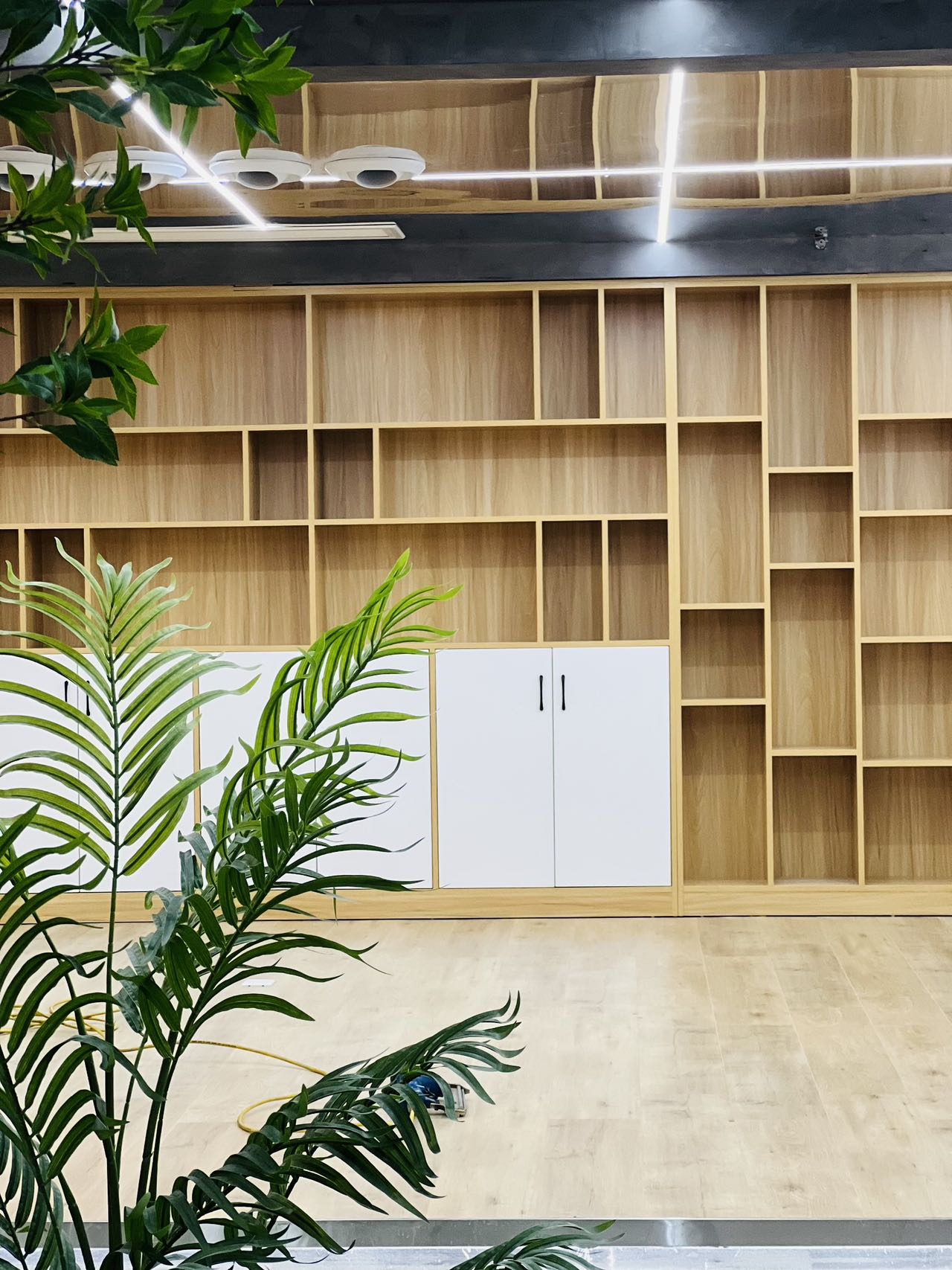 1号线高新地铁口 218平 3隔间18工位 无加时费 含家具可调换 特价出租 理想中心办公室出租