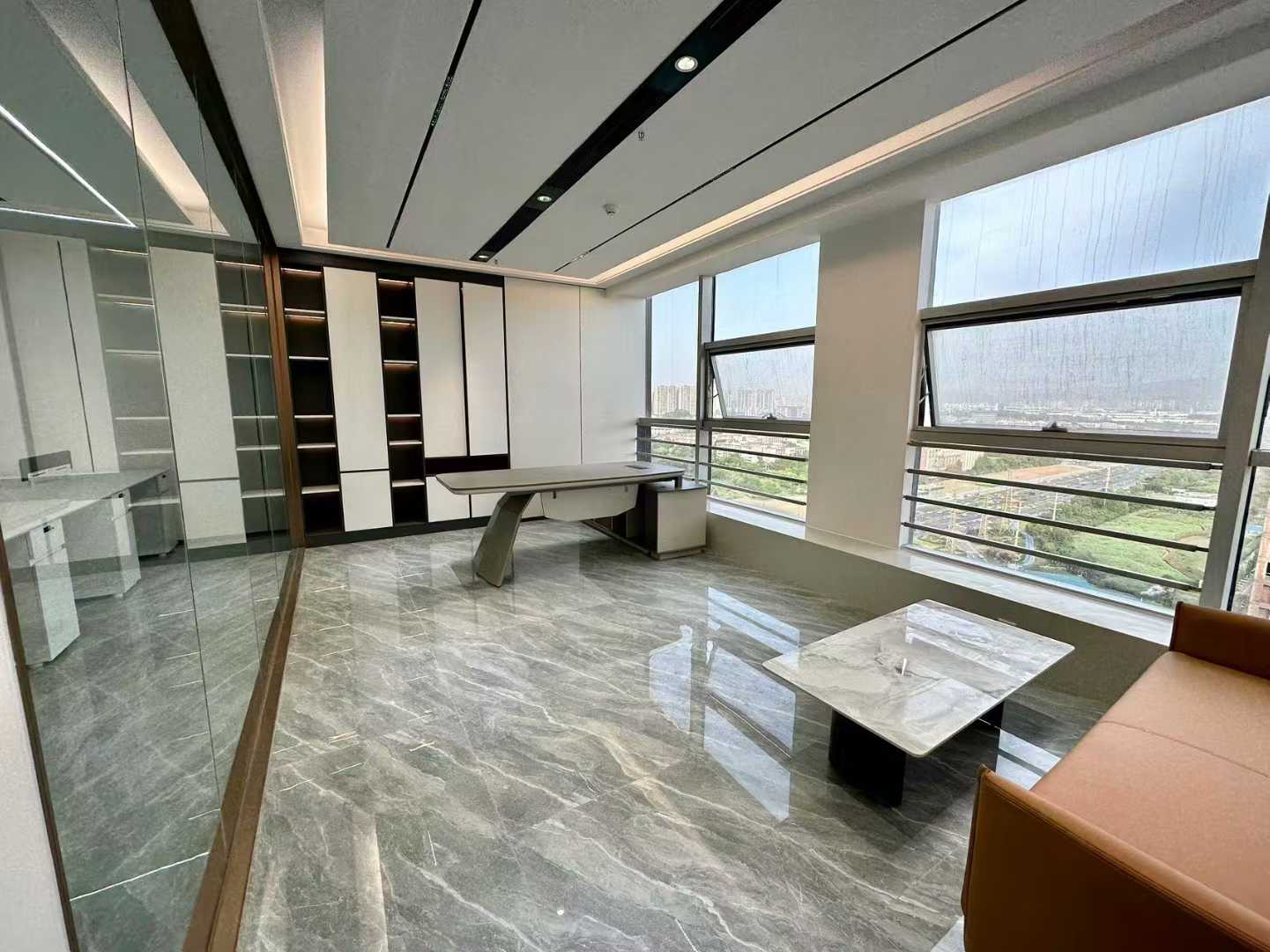 龙泉大面精选好房 385平方 4隔间40工位 工位多 单价便宜 价格含家具 带前台 中物国际办公室出租