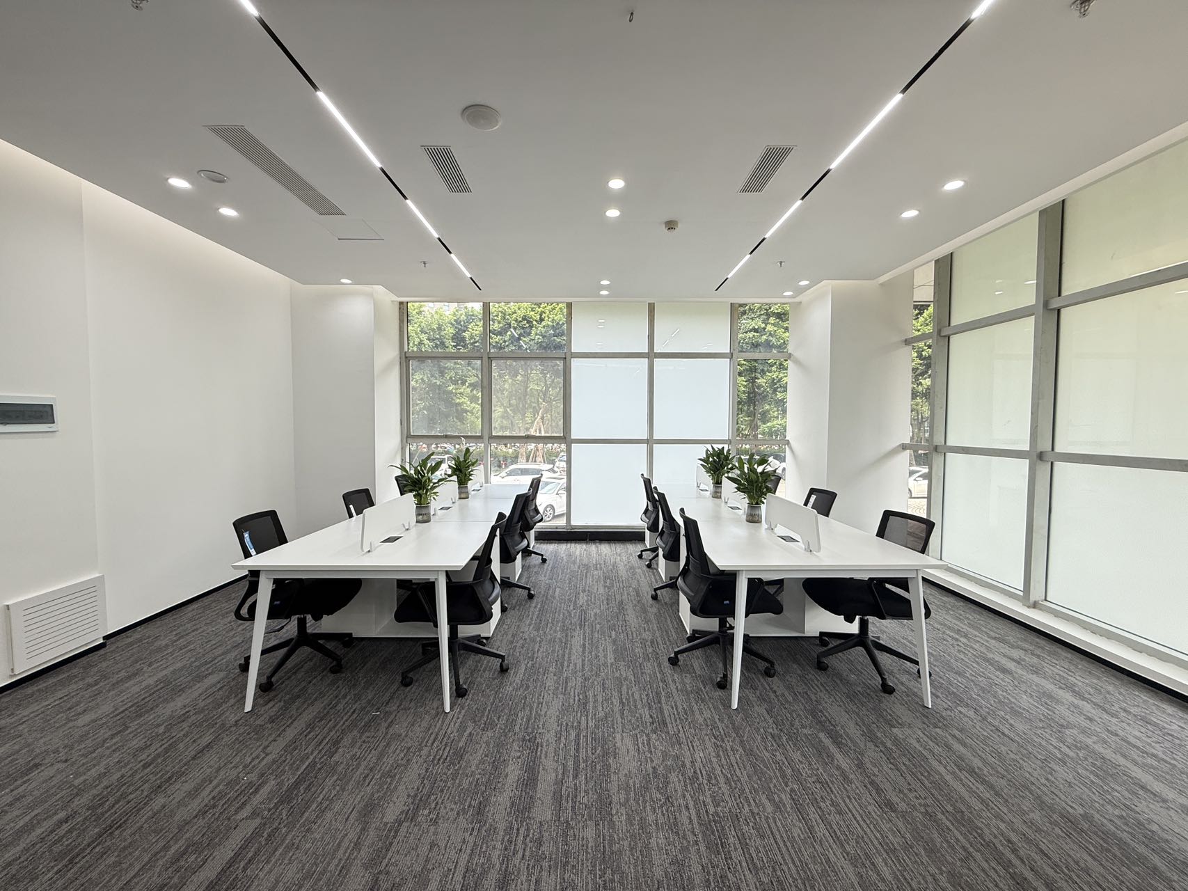 天府五街近地铁稀缺1楼户型 不用等电梯 绿植环绕 2隔间16工位 按套出租 园区环境巴适 软件园D4办公室出租