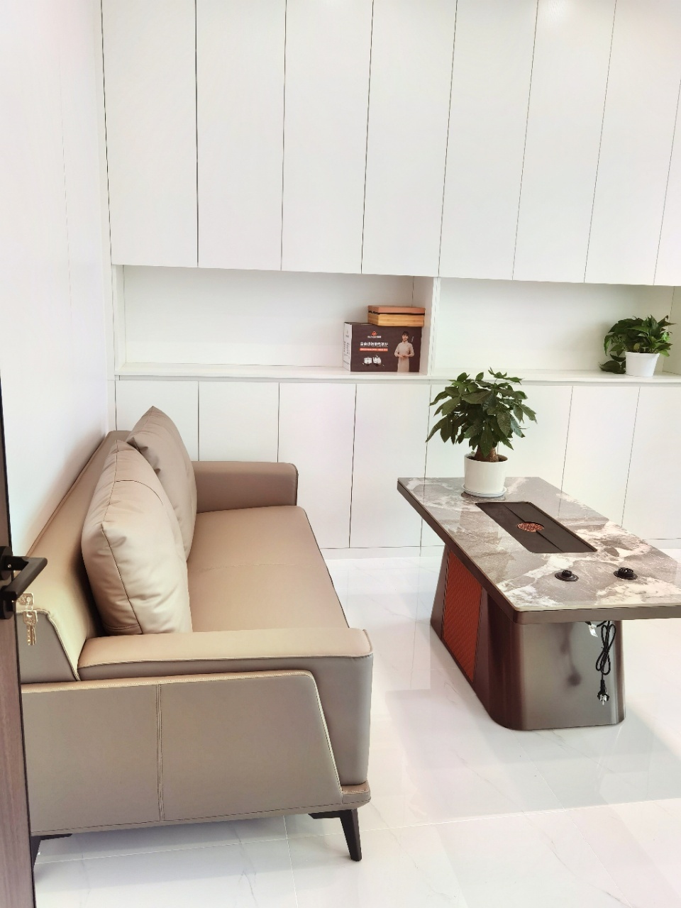 东大路甲级品质楼盘 158平方 4隔间18工位带前台 高档家具 落地窗视野开阔 光环中心办公室出租