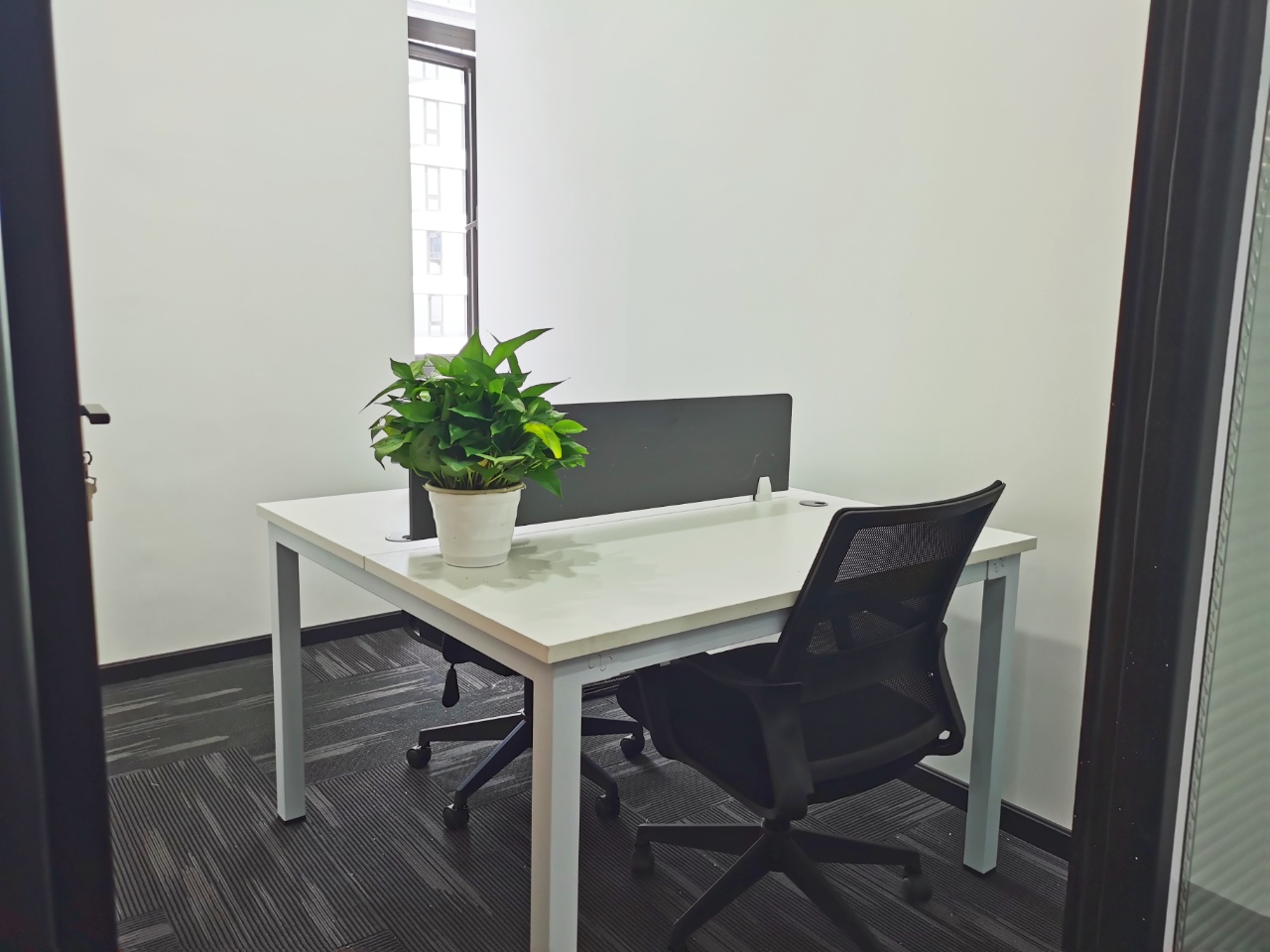 成华区十里店地铁三四百米 85平小面积 2隔间8工位 带形象墙 带家具 龙光世纪办公室出租