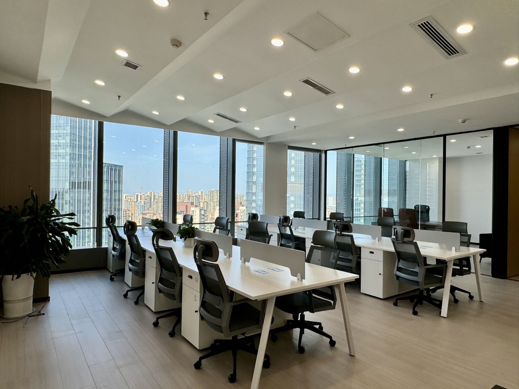 东大路地铁口超甲楼宇 电梯口 199平方 3隔间20工位 高区视野巴适 带家具 环球都汇办公室出租