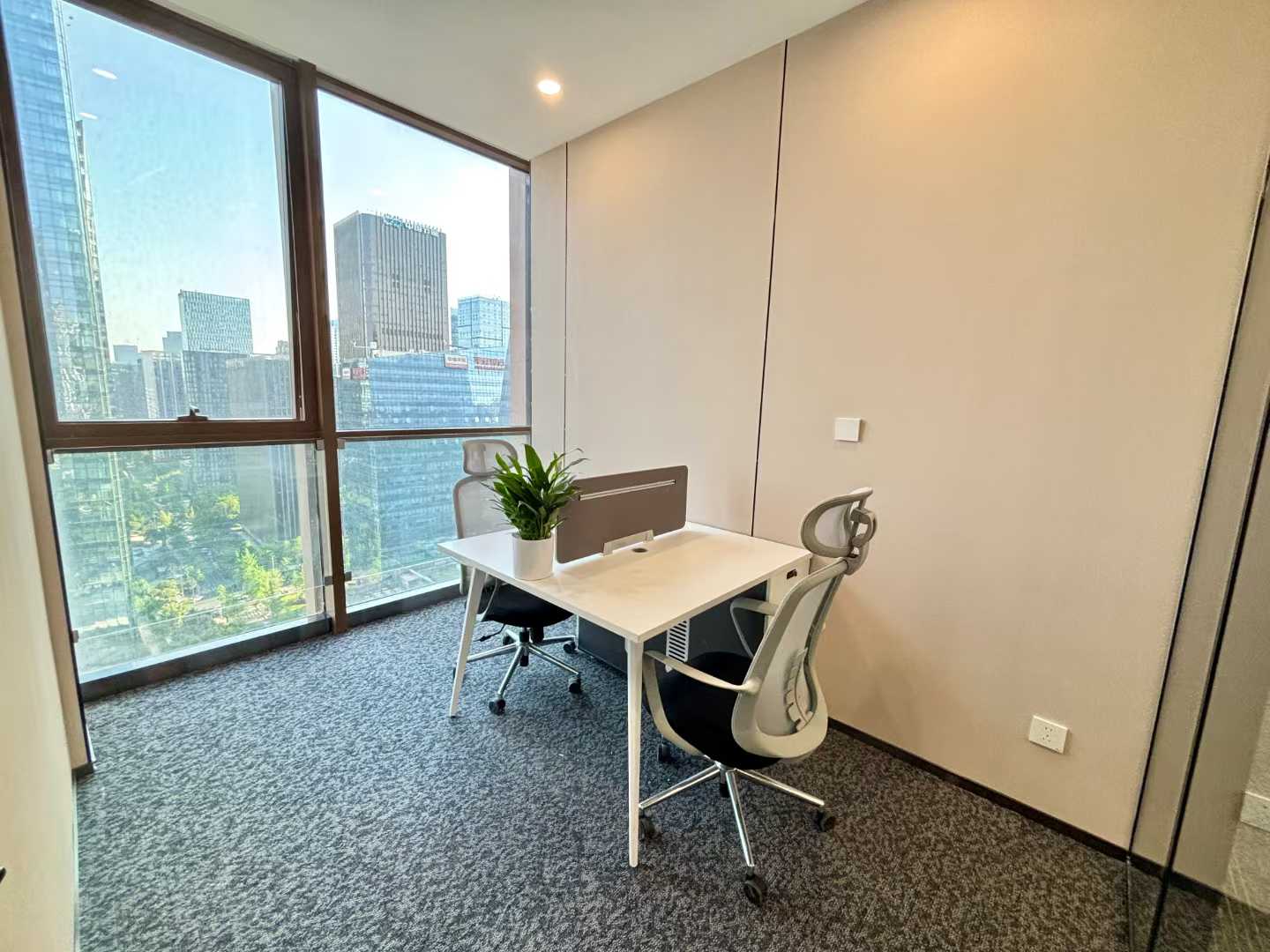 世纪城地铁口甲级楼宇 418平方 5隔间43工位 带大老板间 视野非常安逸 电梯口 东方希望天祥办公室出租