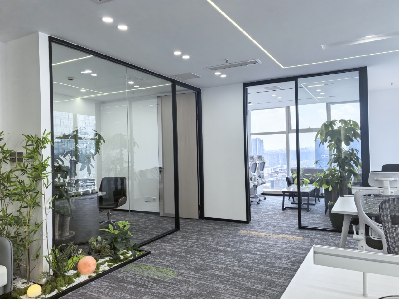 三街甲写精装双面采光 193平 4隔间20工位 现代极简风格 采光舒服 带家具大前台 香年广场办公室出租