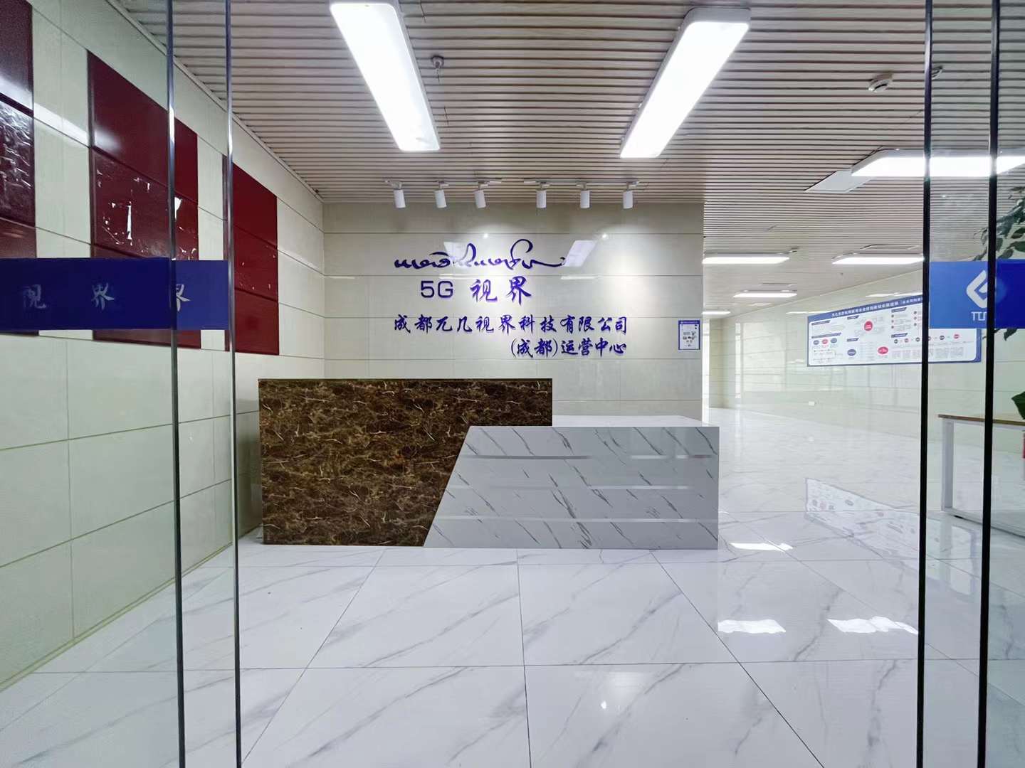 锦城广场东区地铁口 2隔间24工位  视野开阔 户型方 带阳台 精装带家具  环球中心