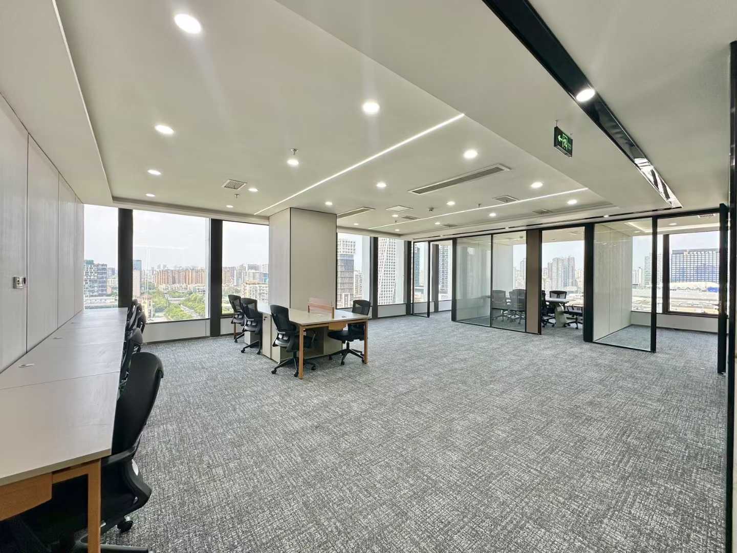 火车南站甲级新装修户型 3隔间1会议室23工位 双面采光 特价含物业费出租 安格斯国际办公室出租