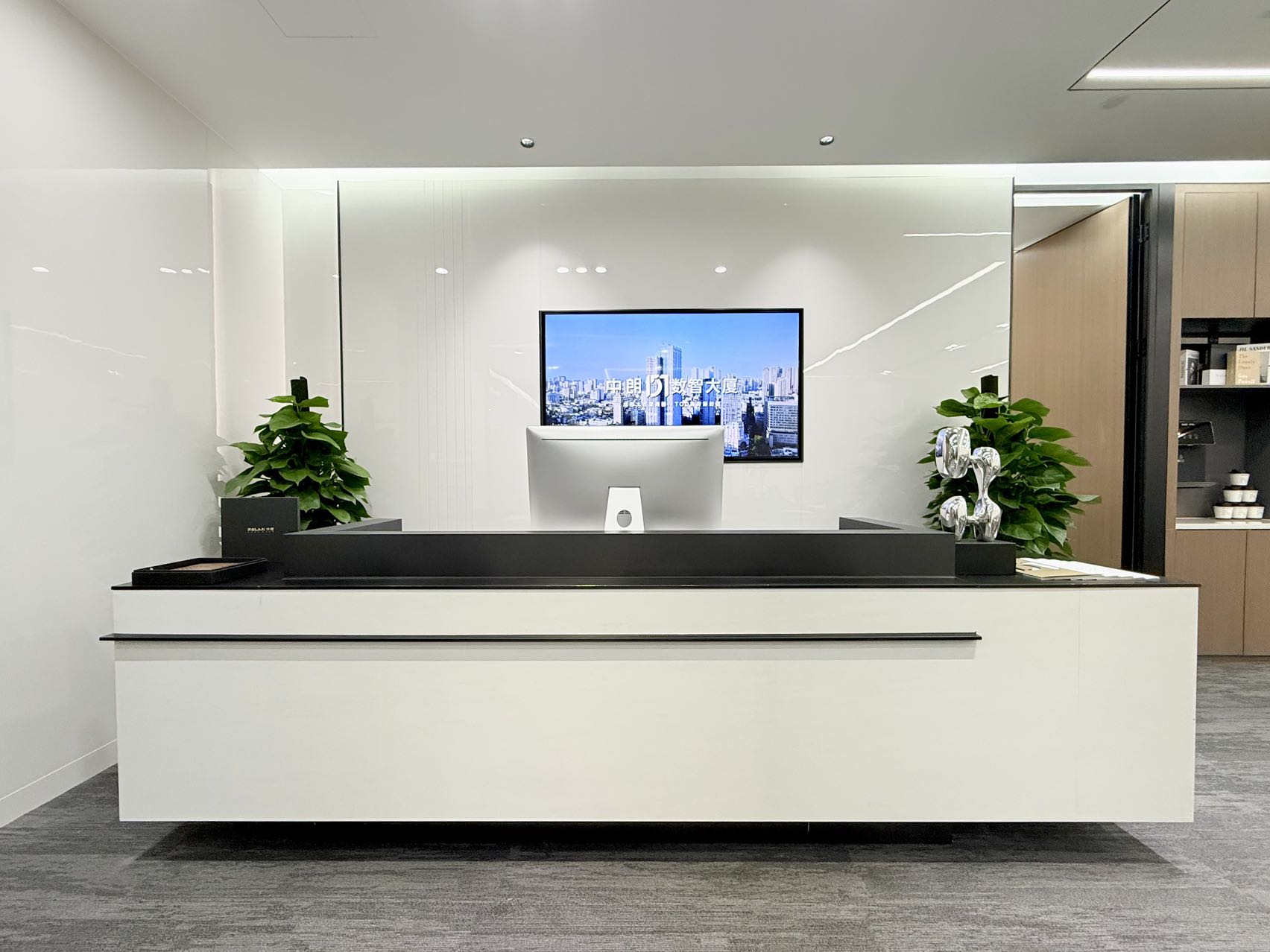 市中心3/4号线交汇-市二医院地铁口 服务面积307平 3隔间30工位 高区视野 楼盘高端 中朗157数智大厦办公室出租