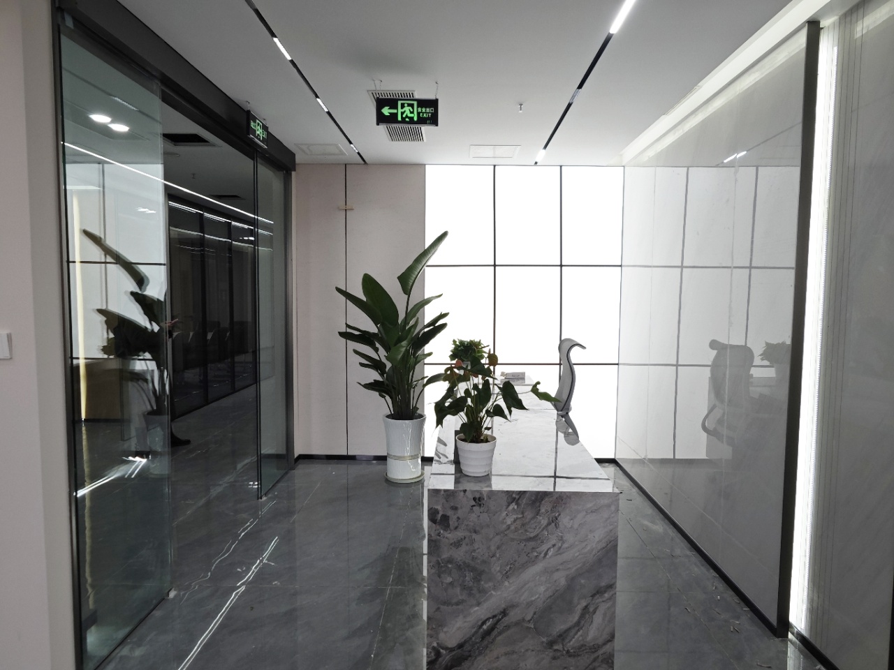 四街高性价比房源 184平 3隔间18工位 东北双面采光 通透性好 大老板间 航兴国际办公室出租