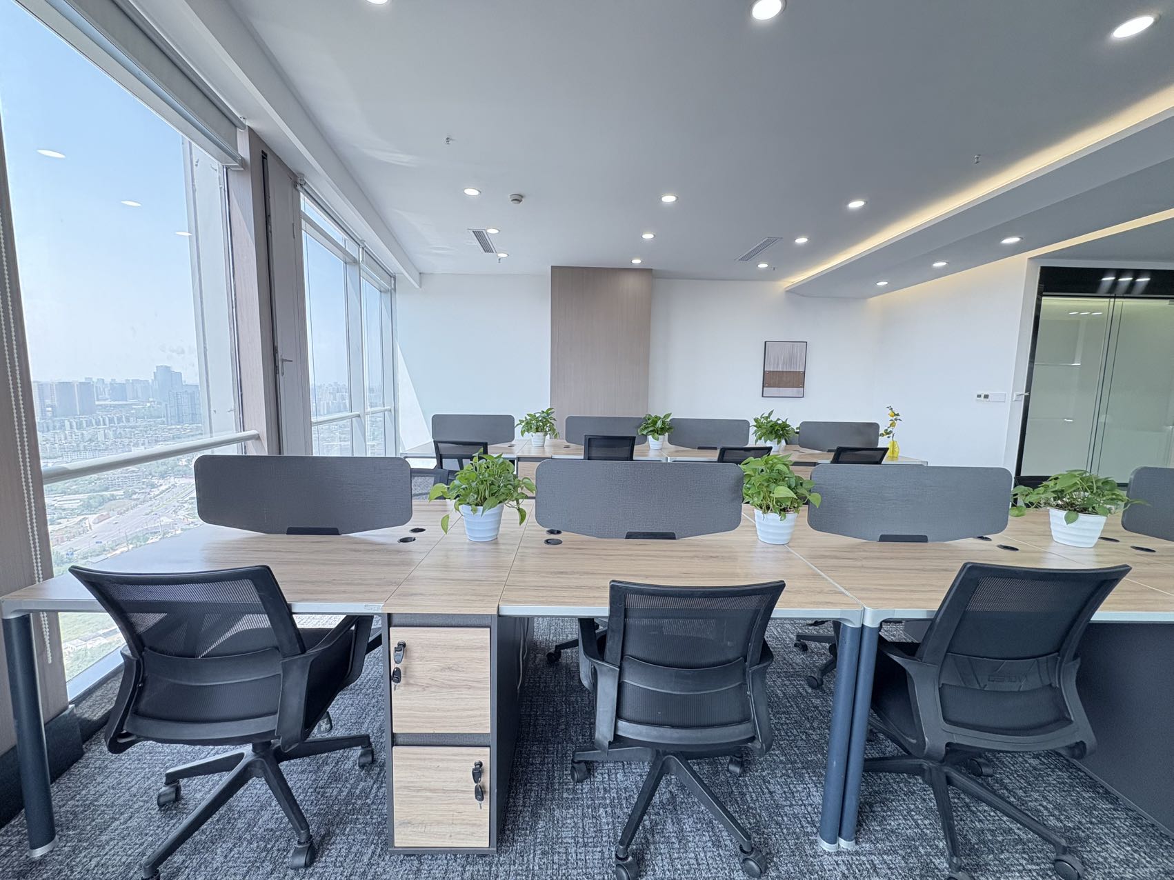 锦江区洪河地铁三四百米 208平 3隔间16工位 双面采光户型 高区视野绝佳 甲级楼盘 绿地锦峰办公室出租