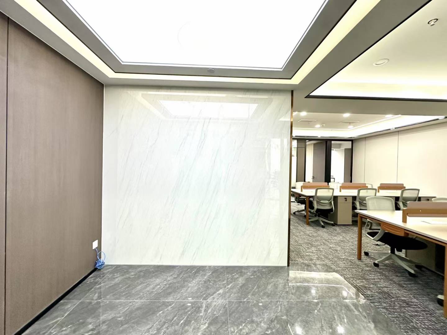 孵化园三线交汇 精选小户型 139平 3隔间12工位 24小时空调含能耗 省电 交通便利 嘉润国金中心办公室出租